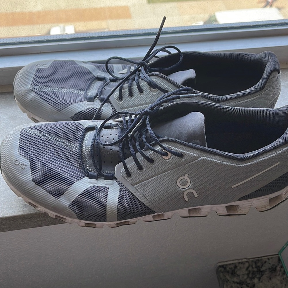 On cloud 5 running shoe (men’s 13/runs small).